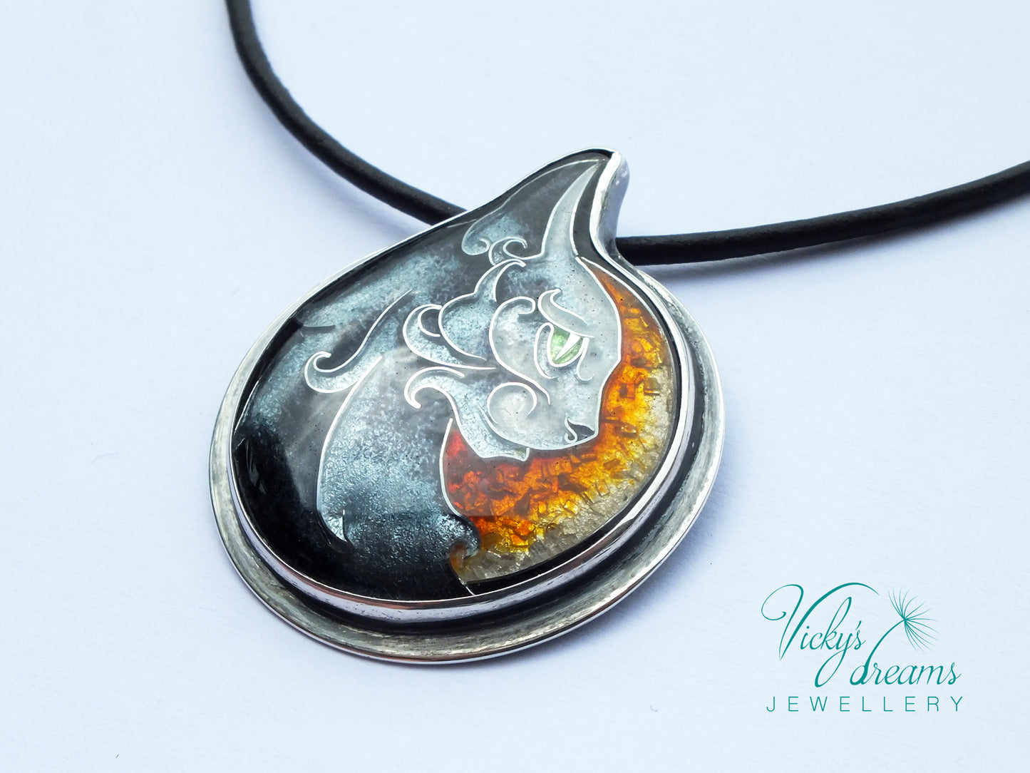 Green eyed cat - Cloisonné enamel necklace