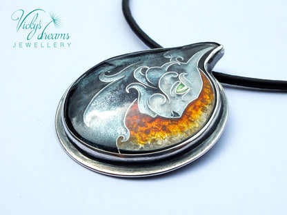 Green eyed cat - Cloisonné enamel necklace